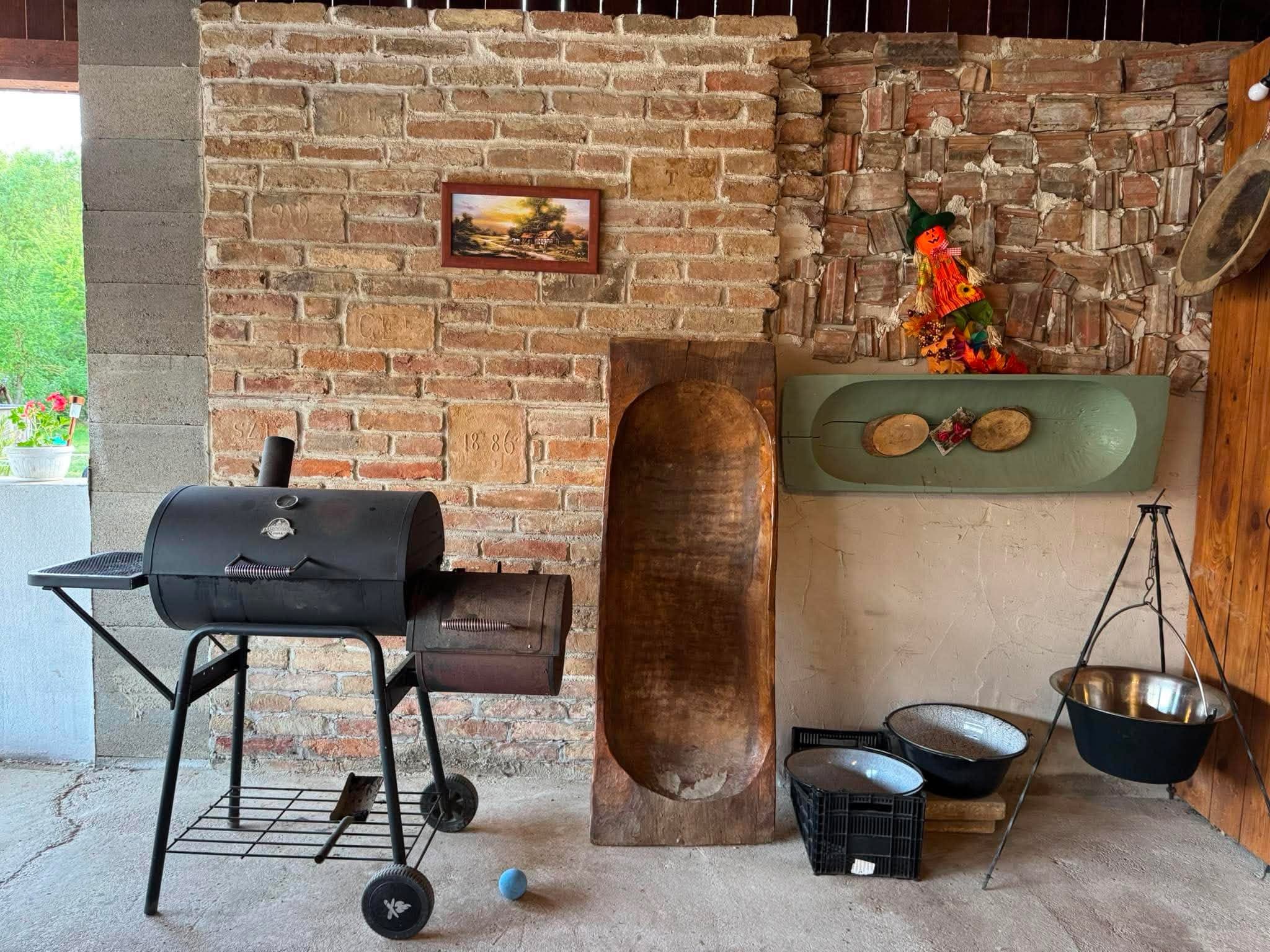 Itgelbirtok – Szabadtéri sütögetősarok grillel és bográccsal