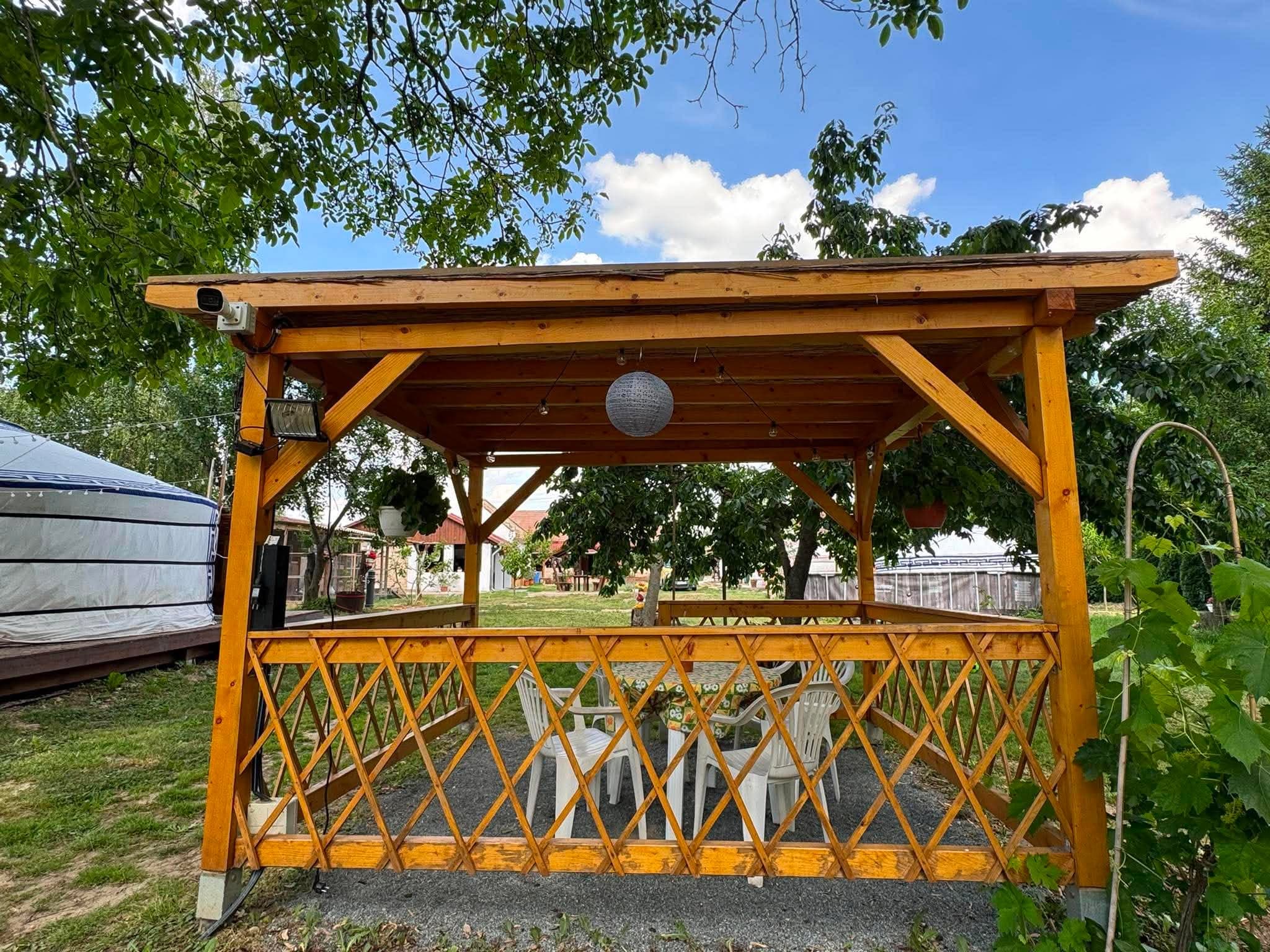 Itgelbirtok – Fa rácsos pavilon kerti bútorokkal