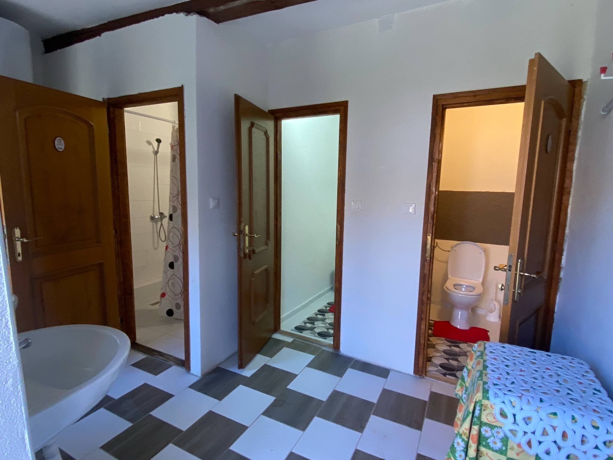 Itgelbirtok – Fürdőhelyiség zuhanyzóval, WC-vel és mosdóval