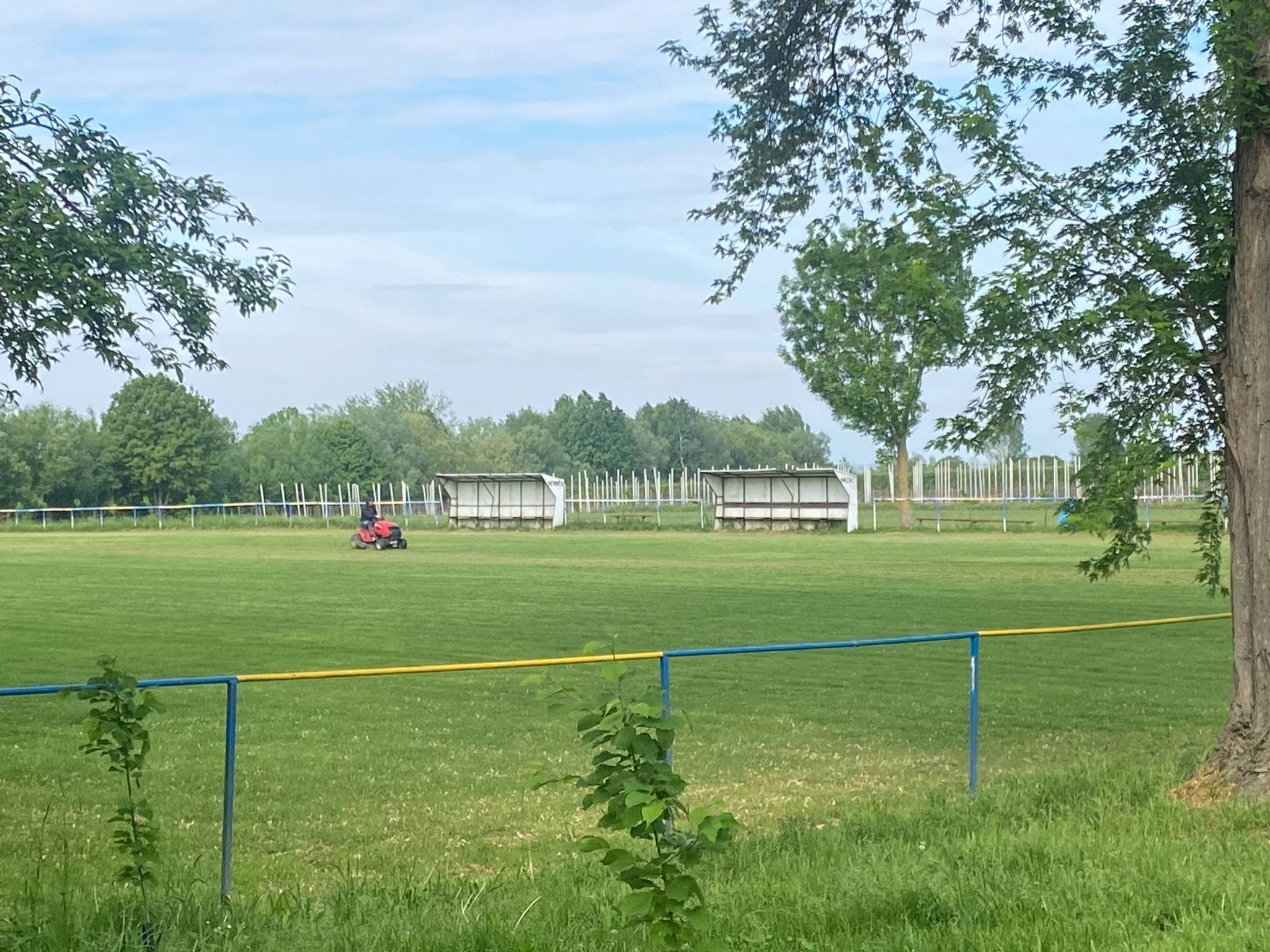 Itgelbirtok – Nagy füves futballpálya kispadokkal